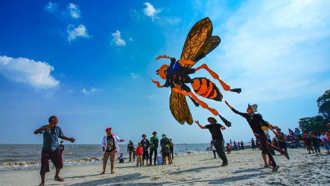 Perhelatan Toboali City On Fire Season 3 berakhir meriah dan ditutup penampilan Anji di Pantai Pantai Nek Aji, Bangka Selatan, Minggu (29/7).