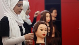 Kursus Tata Rambut di Libanon Mimpi Merdeka Pengungsi Suriah