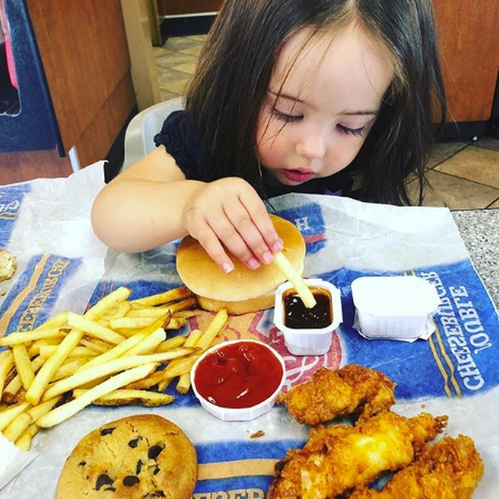 <p>Hai Bunda, perkenalkan ini Beatrix Luna Cando, balita yang merupakan food vlogger. (Foto: Instagram @thecandoos)</p>