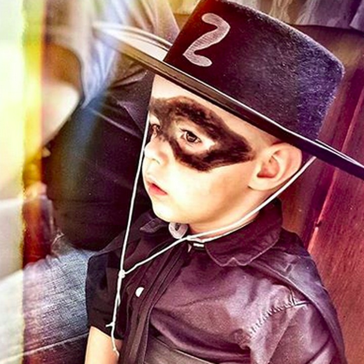 <p>Little Zorro yang satu ini mirip tokoh Zorro saat diperankan Antonio Banderas nggak, Bun? (Foto: Instagram/@drzticka.evicka)</p>