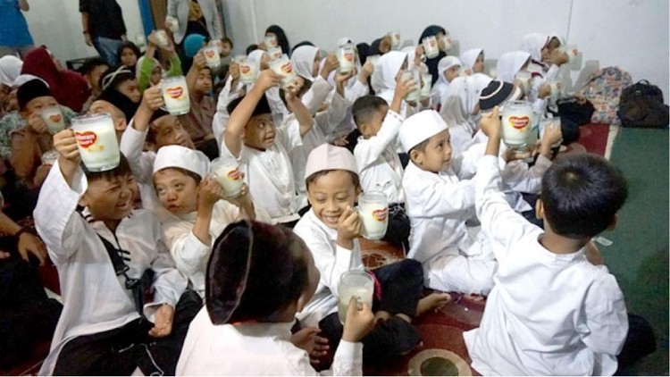 Vidoran Ajak Bunda & Si Kecil Berbagi Kebaikan Susu Bareng Anak Yatim Lewat acara Berbagi Kebaikan Susu, vidoran mengundang bunda dan buah hatinya untuk minum susu vidoran Xmart bersama anak yatim.