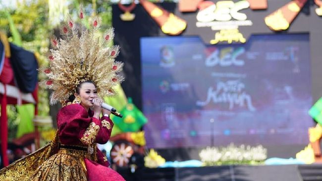 Banyuwangi Ethno Carnival (BEC) 2018 layak didorong menjadi pagelaran dunia karena mengusung konsep yang spektakuler.