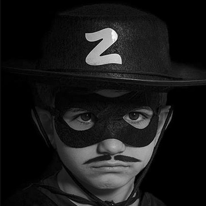 <p>Wah, kalau Zorro-nya kayak gini kira-kira musuh akan takut atau gemas ya? He-he-he. (Foto: Instagram/@freezinglightstudio)  </p>