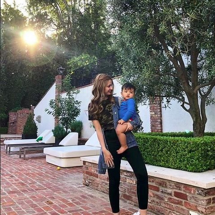 <p>Nia menggendong anak bungsunya, Magika Zaladrie Bakrie. Wah gemea ya, Bun, melihat Magika. (Foto: Instagram @ramadhaniabakrie)</p>
