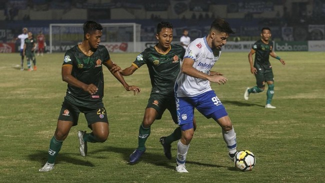 Pelatih dan Pemain Persib Bandung menyambut gembira tiga poin dari kemenangan atas PS TIRA yang membuat mereka bertahan di posisi teratas klasemen Liga 1 2018.