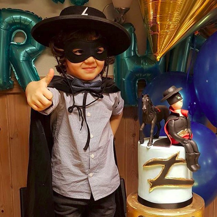 <p>Beginilah saat Zorro merayakan ulang tahunnya yang ke-3. Happy Birthday, Nak! (Foto: Instagram/@mona.thestoryofmylife)</p>