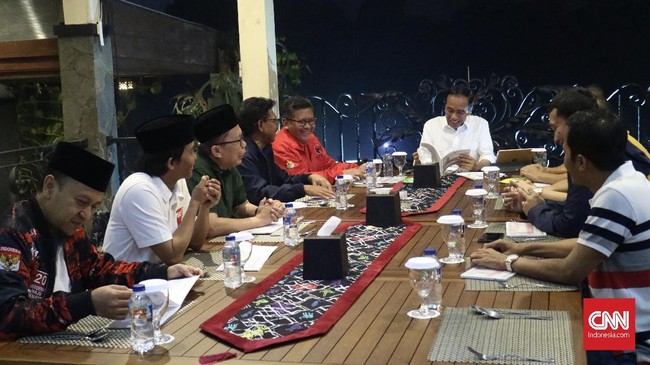 Jajaran sekjen partai politik pendukung meminta agar Jokowi mendaftarkan diri sebagai capres dan mengumumkan cawapres pada hari baik, yakni Jumat (10/8).
