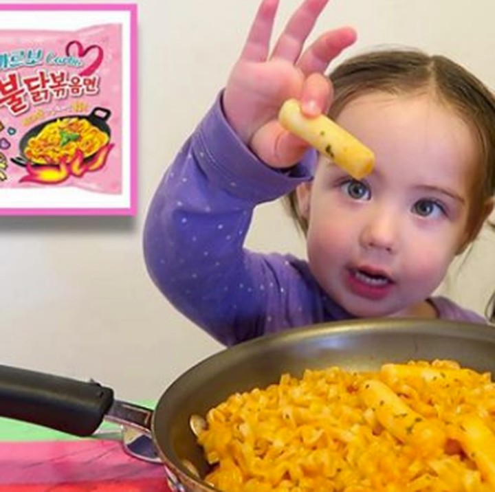 <p>Lihat deh, kalau food vlogger-nya kayak gini bisa-bisa audience lebih fokus ke penampilan Beatrice yang super menggemaskan. Hi-hi-hi. Foto: Instagram @beatrixcando)</p>