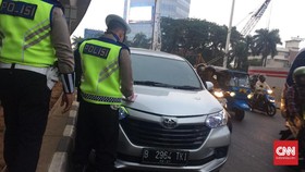 Polisi 'Nemplok' di Kap Mobil yang Melaju di Pasar Minggu