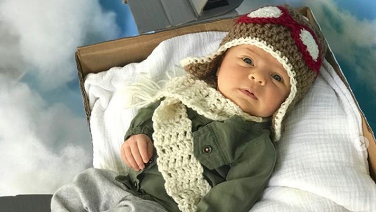 Bayi mungil ini didandani seperti beberapa tokoh wanita inspiratif. Aih, menggemaskan banget.