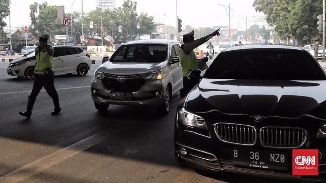 Polda Metro Jaya masih memberlakukan kebijakan ganjil genap di tiga ruas jalan di Jakarta--Sudirman, HM Thamrin, dan HR Rasuna Said, hingga 20 September 2021.