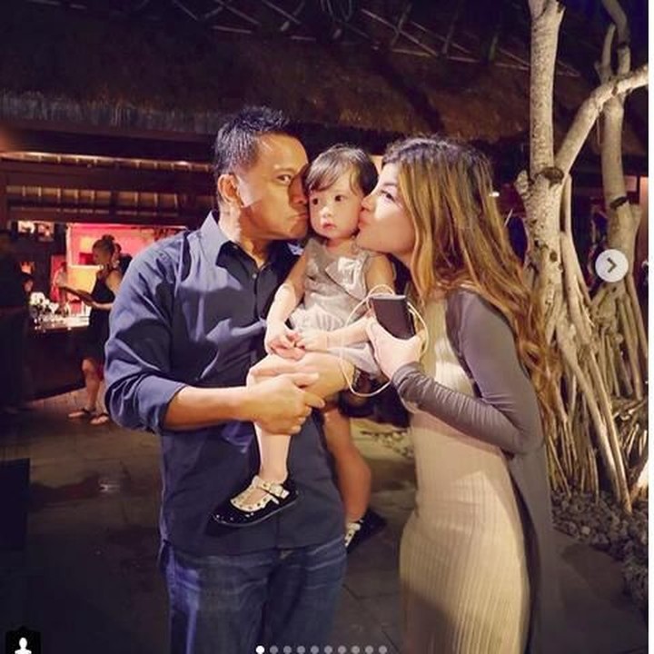 <p>Muah, Dita sayang banget sama ayahnya, Soetikno Soedarjo dan keponakannya. (Foto: Instagram @ditasoedarjo)</p>