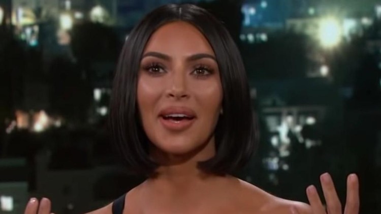 Saat ke restoran Kim Kardashian nggak duduk semeja dengan putrinya North. Kim lantas menuai kritikan nih.