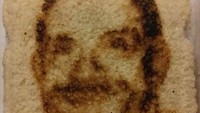 <p>Ayah ini sepertinya narsis ya. Dia memanggang roti beserta cap wajah di rotinya. (Foto: reddit.com/missmonami)</p>