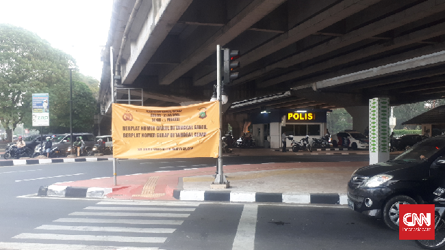 Usai apel gabungan di Simpang Kartini, Jaksel, polisi penjaga penerapan ganjil genap di kawasan Pondok Indah mulai turun ke jalanan sekitar pukul 07.00 WIB.