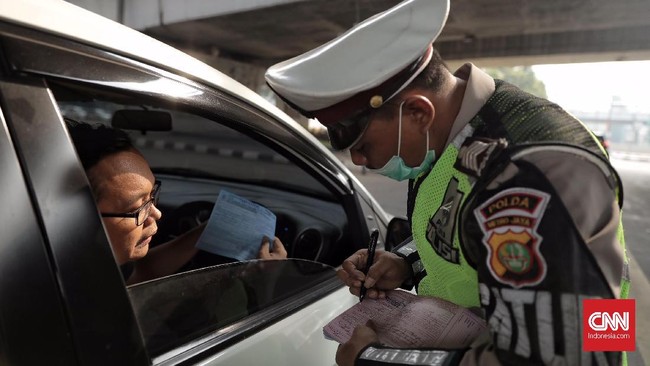 Polisi mencatat jumlah kecelakaan lalu lintas menurun hingga 32 persen selama 18 hari perluasan ganjil-genap di sejumlah ruas jalan Jakarta sejak 1 Agustus.
