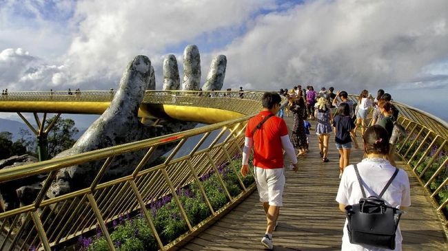 Cau Vang atau Golden Bridge merupakan objek wisata baru di Bukit Ba Na, Vietnam.