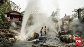 Libur Natal, Ribuan Pengunjung Padati Wisata Air Panas Darajat Garut