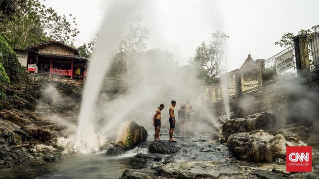 Wisata Air Panas Darajat di Kecamatan Pasirwangi Kabupaten Garut, Jawa Barat, ramai dikunjungi wisatawan dari berbagai daerah saat musim libur Natal 2023.