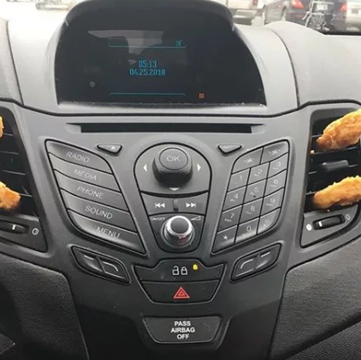 <p>Hmm, sejak kapan ya chicken nugget alih fungsi jadi pengganjal AC mobil. (Foto: Instagram @2daughterkarma)</p>