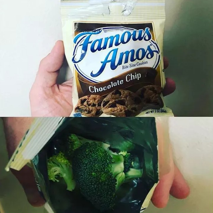 <p>Agar anaknya makan sayur, sang ayah mengganti biskuit dengan brokoli. Idenya brilian nggak, Bun? He-he-he. (Foto: Instagram @daddlife)</p>