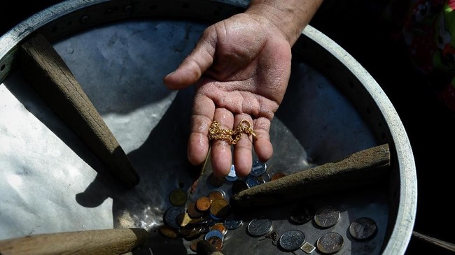 Izin investasi untuk mengeruk harta karun bawah laut alias BMKT menuai kritik. Aturan ini tadinya ditutup, namun dibuka kembali di era UU Cipta Kerja.