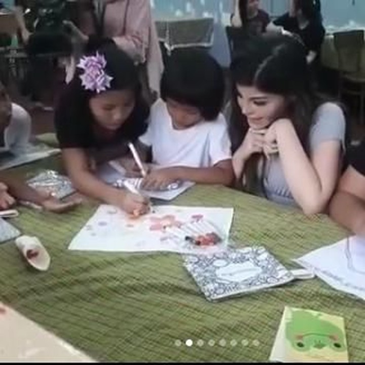 <p>Dita menemani anak-anak menggambar. (Foto: Instagram @ditasoedarjo)</p>