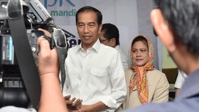 Jokowi Jenguk Cak Nun di RSUP Dr Sardjito