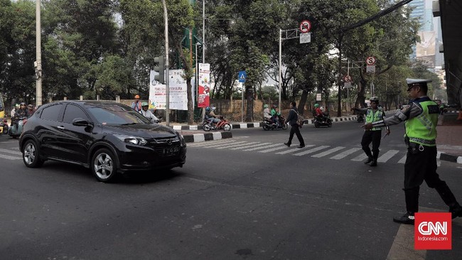 Memasuki hari kedua pelaksanaan perluasan ganjil genap di Jakarta, pelanggaran terpantau masih banyak terjadi dan pelakunya ditilang.