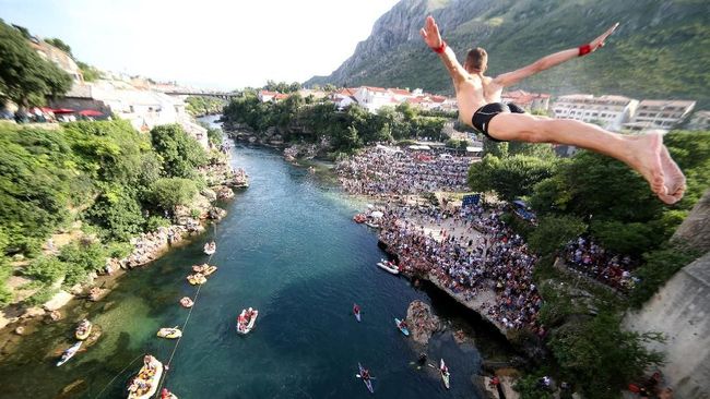Tradisi tahunan ini telah lama digelar di kota Mostar, Bosnia, tepatnya sejak 400 tahun yang lalu.
