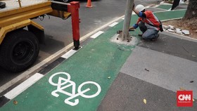 Pemprov DKI Bongkar Tiang yang Halangi Jalur Sepeda