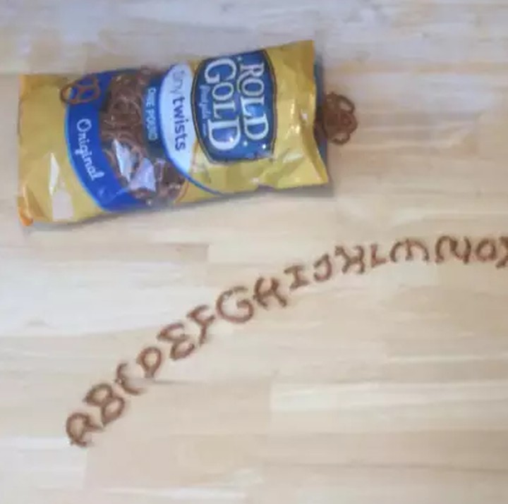 <p>Pintar banget ayah yang satu ini. Memanfaatkan pretzel snack untuk mengajari si kecil alfabet. Habis itu langsung dimakan ya, Yah, pretzel-nya? Hi-hi-hi. (Foto: reddit.com/ Mashpoe)</p>