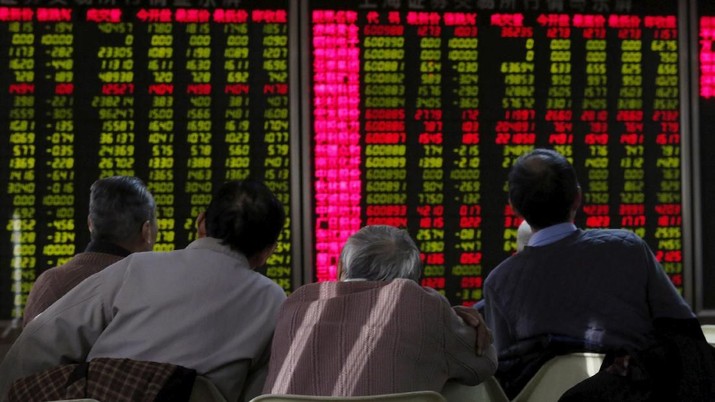 FILE PHOTO: Men look at an electronic board showing stock information at a brokerage house in Beijing, China, January 5, 2016. REUTERS/Kim Kyung-Hoon/File Photo