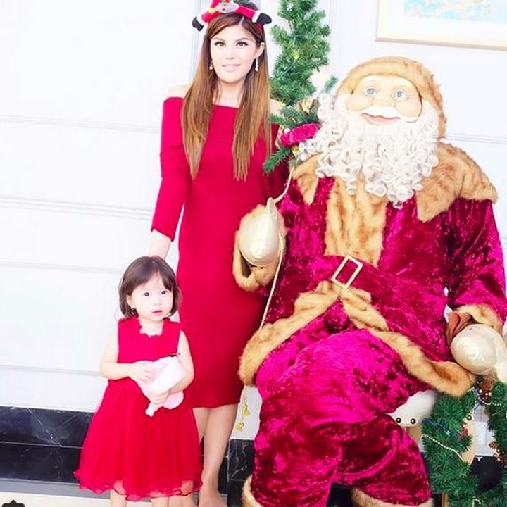 <p>Dita berfoto bareng keponakan dan Sinterklas saat Natal. (Foto: Instagram @ditasoedarjo)</p>
