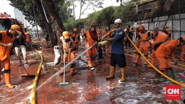 Dinas Lingkungan Hidup (LH) DKI menyiagakan 6.800 satgas kebersihan pada malam tahun baru 2019 untuk membersihkan sampah sisa perayaan.