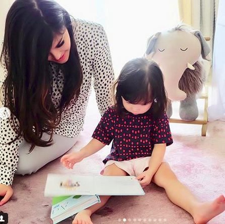 <p>Nah, yang ini saat Dita menemani keponakan lainnya, Jemma, melihat buku. Hmm, benar-benar keibuan ya, Bun. (Foto: Instagram @ditasoedarjo)</p>