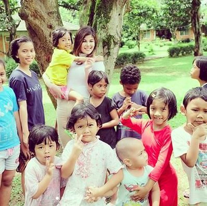 <p>Dita berpose di antara bocah-bocah. (Foto: Instagram @ditasoedarjo)</p>