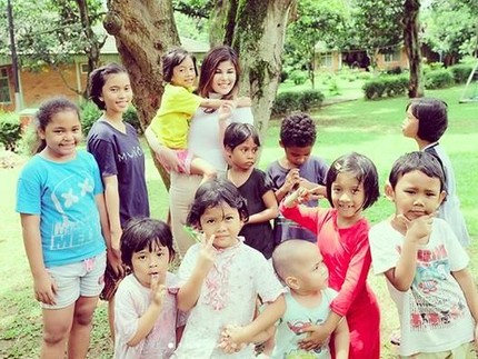 Sosialita Cantik Tunangan Denny Sumargo Ini Keibuan Banget