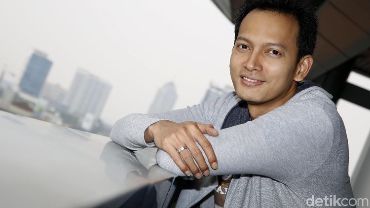 Fedi Nuril ternyata nggak hanya suami idaman wanita dalam film, tapi juga di kehidupan nyata. Hm, hati-hati baper ya, Bunda.