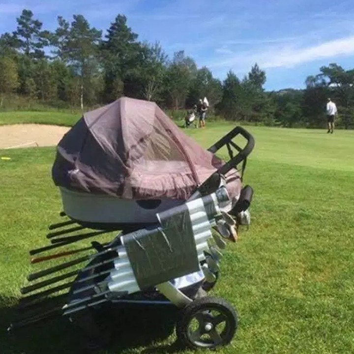 <p>Strollernya multifungsi nih, bisa dijadikan tempat menaruh stik golf. (Foto: Instagram @foreplaypod)</p>