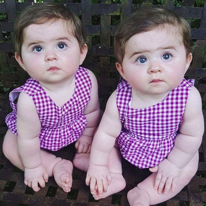 <p>Throwback ketika Niamh dan Esme belum berumur satu tahun. Lihat lengan si kembar ini, Bun, bikin gemas maksimal ya? (Foto: Instagram @phoebe_niamh_esme)</p>