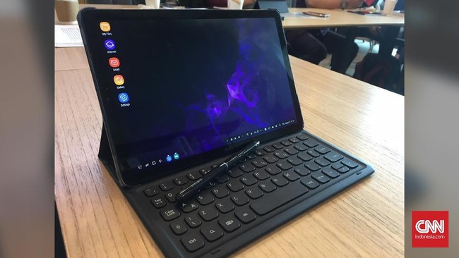 Fitur Samsung DeX bikin Galaxy Tab S4 punya tampilan menyerupai desktop sehingga diharapkan bisa lebih baik mendukung produktivitas pengguna.