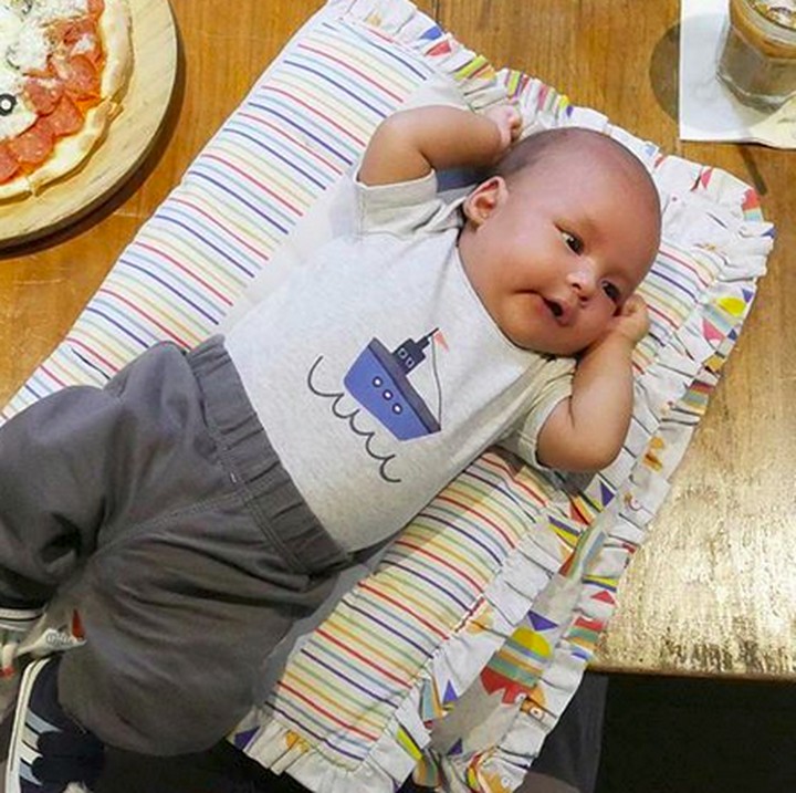 <p>Iseng banget nih ayah dan bundanya Maher. Si pipi gembil ditaruh dekat makanan dan minum. Awas, jangan salah comot pipi Maher ya, he-he-he. (Foto: Instagram/ @adhityaputri)  </p>