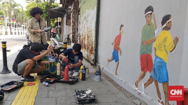 Sejumlah seniman membuat mural realis di kawasan penjaringan, Jakarta, menyambut Asian Games karena sempat 'geregetan' dengan mural karya PPSU.