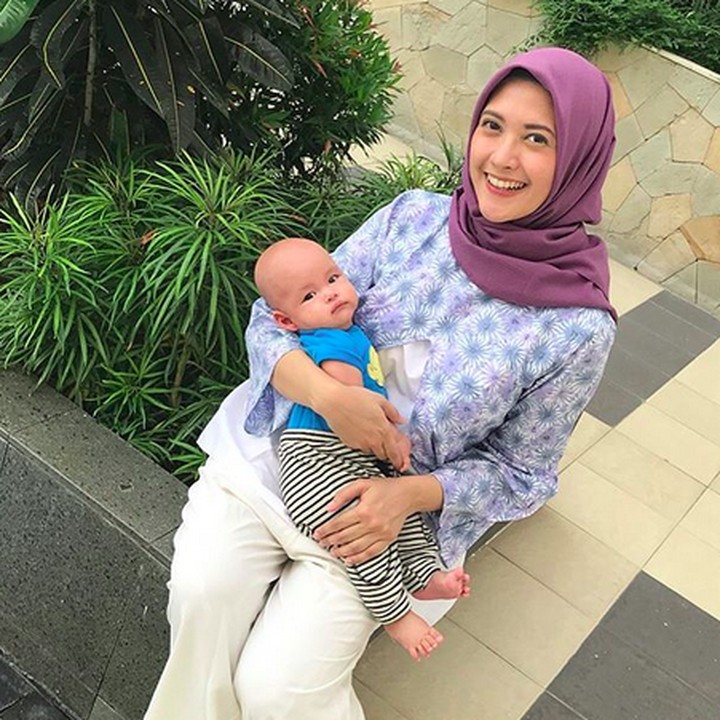 <p>Aih, melihat pipi Maher rasanya pengen nggigit deh. Hi-hi-hi. (Foto: Instagram/ @adhityaputri)  </p>