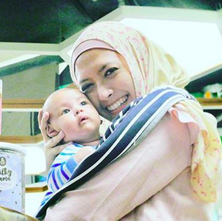 <p>Bunda, kenalkan aku Maher Hafidz Abdul Ghany, anak Ayah Ridwan Ghany dan Bunda Adhitya Putri. Aku lahir di tanggal 1 April 2018. (Foto: Instagram/ @adhityaputri)</p>