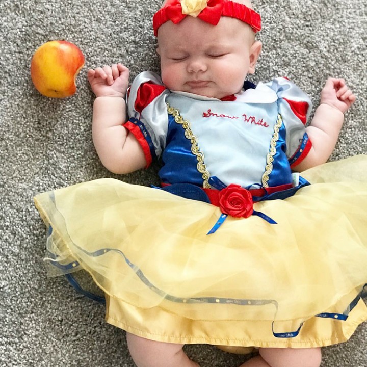 <p>Yaah, baby Snow White telanjur gigit apel yang diberi Evil Queen. Snow White jadi tertidur deh. (Foto: Instagram/oh_tuck_weve_had_a_baby)</p>
