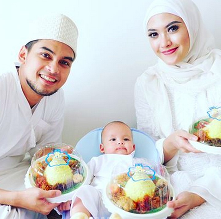 <p>Wah, Maher udah kelihatan besar ya di umur 4 bulan. Maher lebih mirip ayah atau bundanya nih? (Foto: Instagram/ @adhityaputri)  </p>