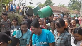 Kemarau Panjang, Warga Garut Harus Mengantre Air Bersih