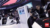 Pengunjung GIIAS 2018 mencoba fitur Honda Sensing.